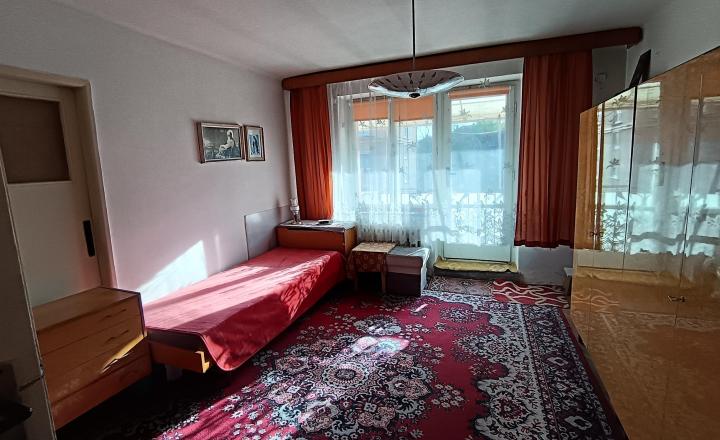 NA PREDAJ: 2-izbový byt s balkónom na Sídlisku I – ideálny na rekonštrukciu - fotografia 2