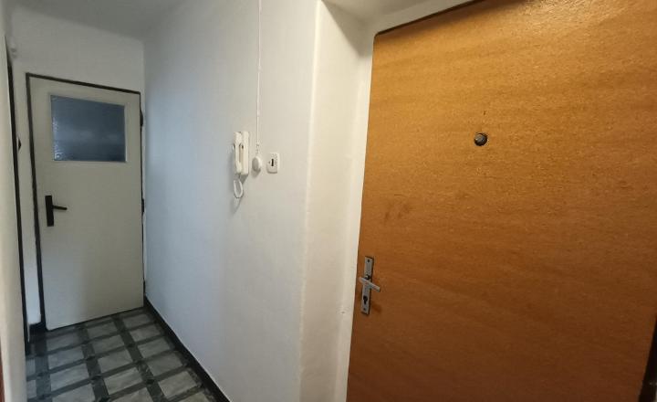 NA PREDAJ: 2-izbový byt s balkónom na Sídlisku I – ideálny na rekonštrukciu - fotografia 4