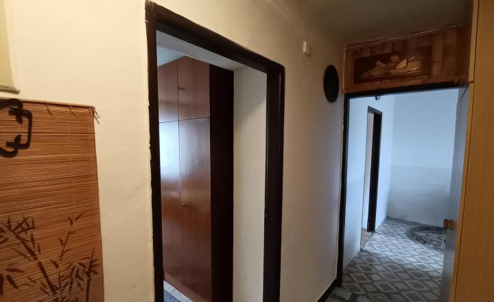 NA PREDAJ: 2-izbový byt s balkónom na Sídlisku I – ideálny na rekonštrukciu - fotografia 5