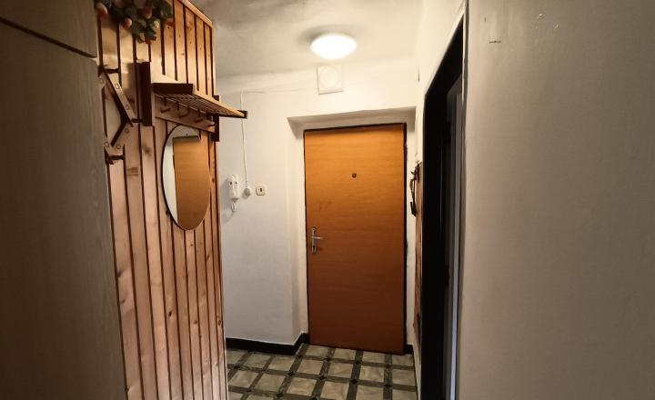 NA PREDAJ: 2-izbový byt s balkónom na Sídlisku I – ideálny na rekonštrukciu - fotografia 6