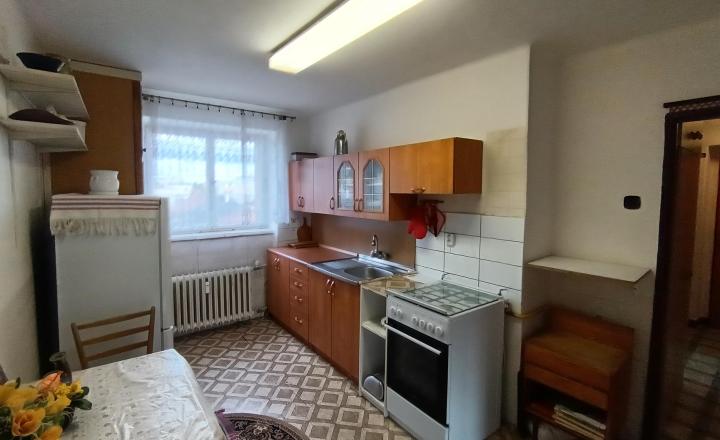 NA PREDAJ: 2-izbový byt s balkónom na Sídlisku I – ideálny na rekonštrukciu - fotografia 3