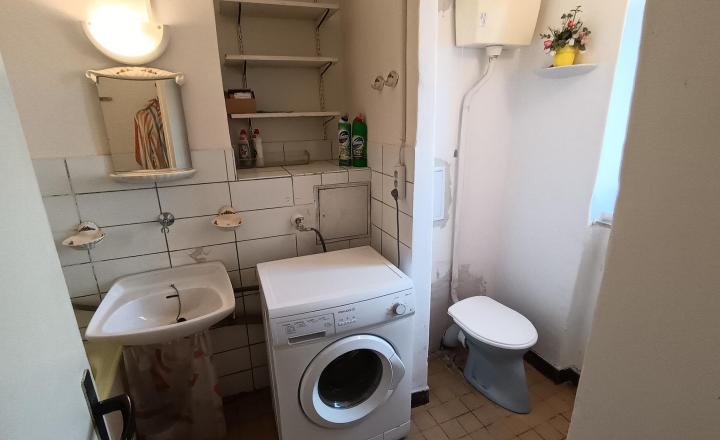 NA PREDAJ: 2-izbový byt s balkónom na Sídlisku I – ideálny na rekonštrukciu - fotografia 7