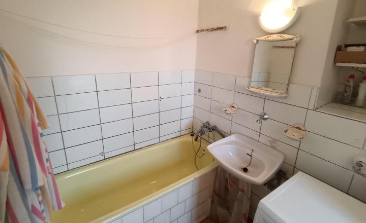 NA PREDAJ: 2-izbový byt s balkónom na Sídlisku I – ideálny na rekonštrukciu - fotografia 8