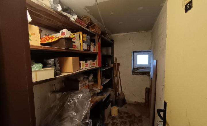 NA PREDAJ: 2-izbový byt s balkónom na Sídlisku I – ideálny na rekonštrukciu - fotografia 9