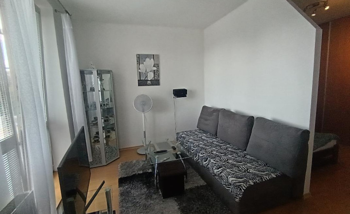 Na predaj štýlový 1-izbový zrekonštruovaný byt v centre – 41 m², balkón - fotografia 1