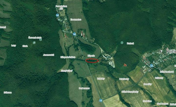 Na predaj: Rozľahlý slnečný pozemok s vlastným potokom len 2 km od Humenného - fotografia 1