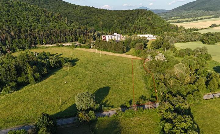 Na predaj: Rozľahlý slnečný pozemok s vlastným potokom len 2 km od Humenného