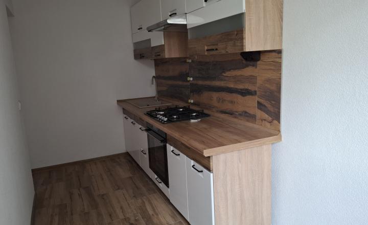 KOMPLETNE ZREKONŠTRUOVANÝ 3-IZBOVÝ BYT - Ťahanovce - fotografia 2