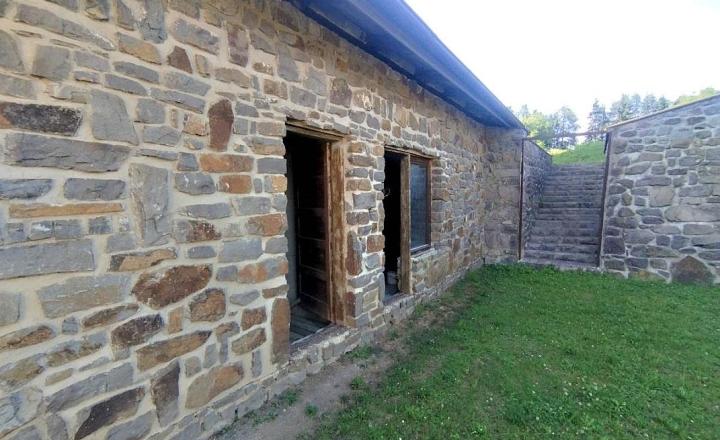 Výnimočná usadlosť s rodinným domom  a štýlovými hospodárskymi stavbami v Košarovciach - fotografia 3