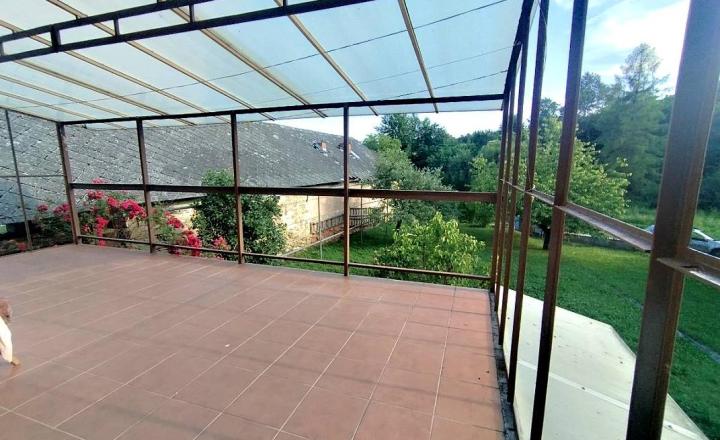 Výnimočná usadlosť s rodinným domom  a štýlovými hospodárskymi stavbami v Košarovciach - fotografia 12