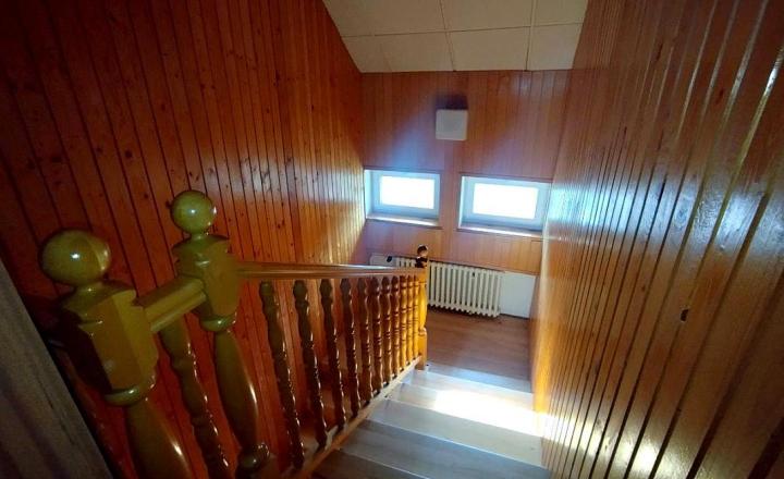 Výnimočná usadlosť s rodinným domom  a štýlovými hospodárskymi stavbami v Košarovciach - fotografia 19