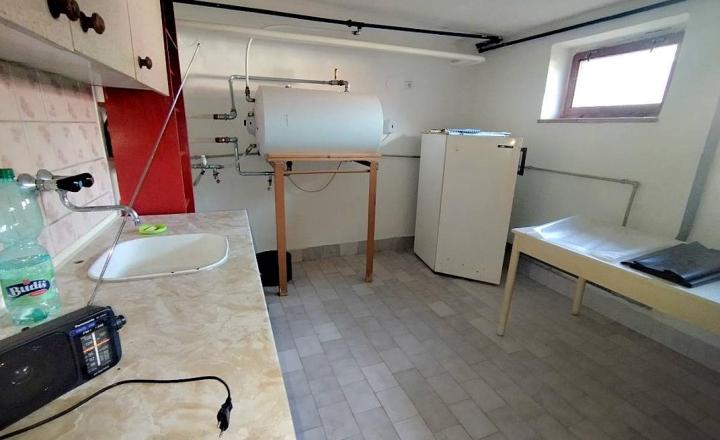 Výnimočná usadlosť s rodinným domom  a štýlovými hospodárskymi stavbami v Košarovciach - fotografia 21