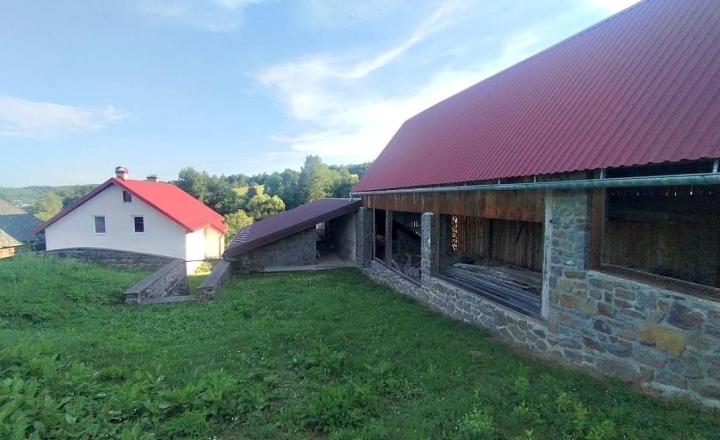 Výnimočná usadlosť s rodinným domom  a štýlovými hospodárskymi stavbami v Košarovciach - fotografia 24