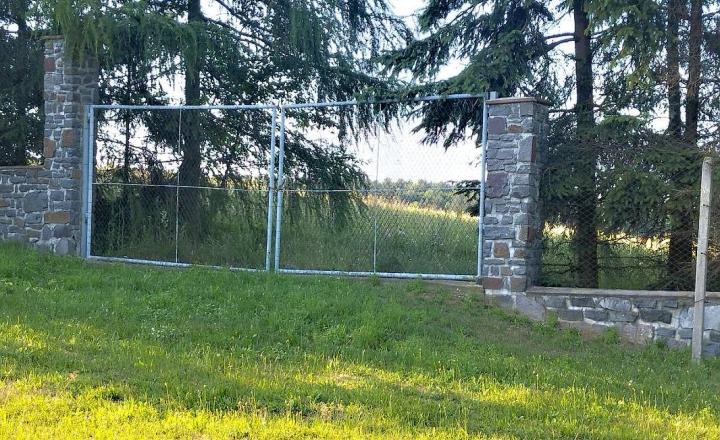 Výnimočná usadlosť s rodinným domom  a štýlovými hospodárskymi stavbami v Košarovciach - fotografia 25