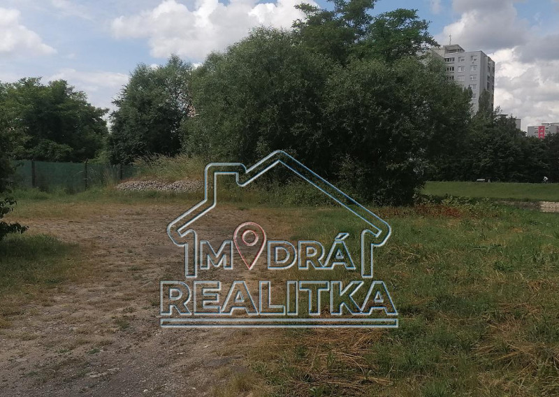 Lukratívny pozemok pri Laborci na predaj