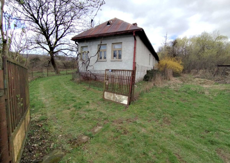 Chalupa na samote s dvoma  pozemkami – Pichne, okres Snina